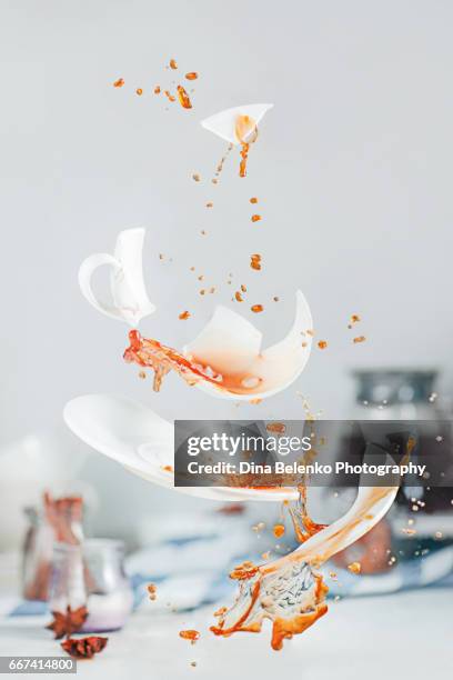 falling smithereens of a broken coffee cup with splashes and drops - zeitlupe stock-fotos und bilder