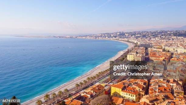 bonita ciudad paseo playa y mar mediterráneo de francia - costa azul fotografías e imágenes de stock