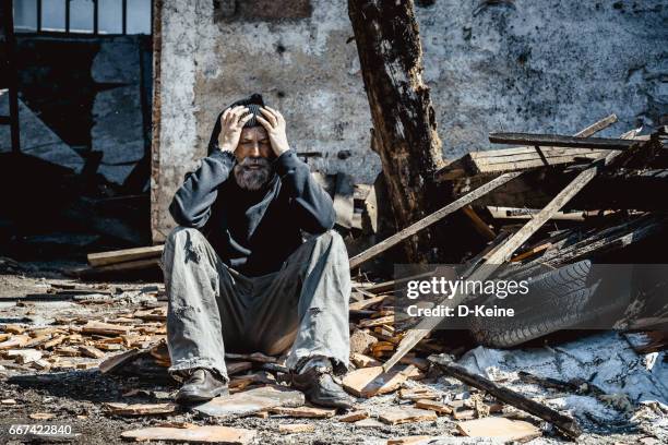 destruidas house - war fotografías e imágenes de stock