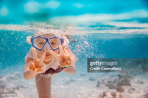 aventura submarina buceo para niña - gesto de victoria fotografías e imágenes de stock