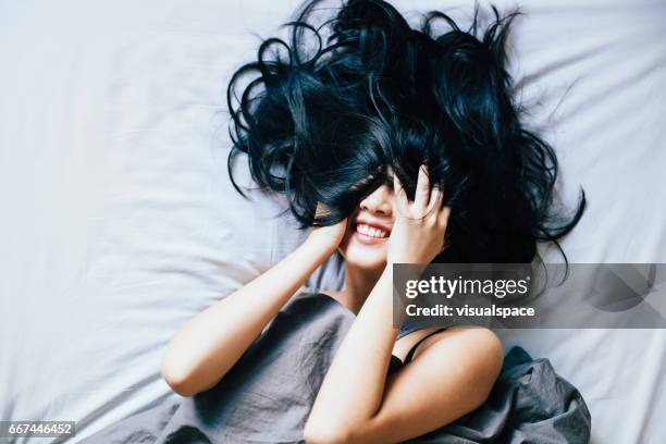 rire de jeune femme - cheveux noirs photos et images de collection