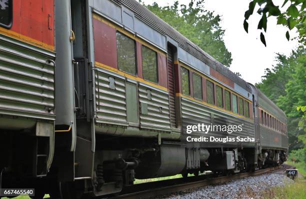 scenic passenger train running along the cuyahoga valley national park, valley view, ohio, usa - the weekend in news around the world imagens e fotografias de stock