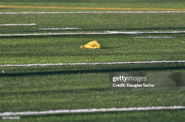 penelty flag on the sports field after bing thrown by the game referee - hockey background stockfoto's en -beelden