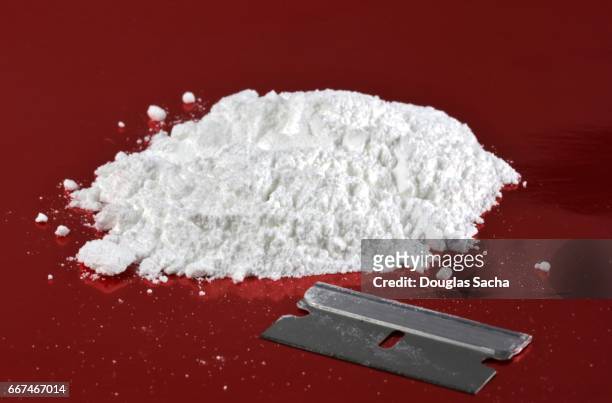 close up of a powder drug with a razor blade - crack cocaine fotografías e imágenes de stock