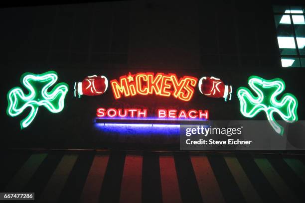 Mickey Rourke Bar Miami Bar Stock-Fotos und Bilder - Getty Images