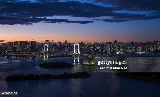 rainbow bridge - 都市 stock-fotos und bilder