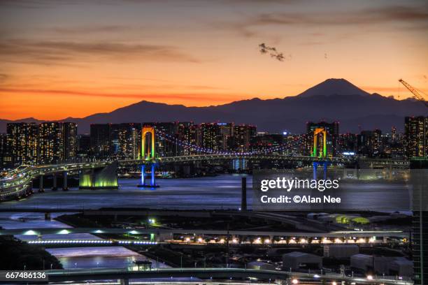 rainbow bridge and mt fuji - 都市 stock-fotos und bilder