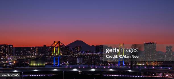 rainbow bridge and mt fuji - 都市 stock-fotos und bilder