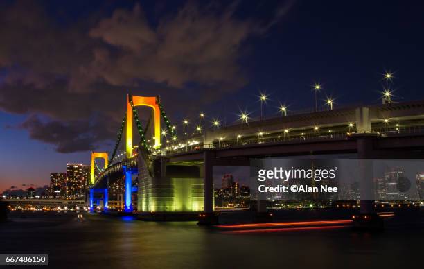 rainbow bridge - 都市 stock-fotos und bilder