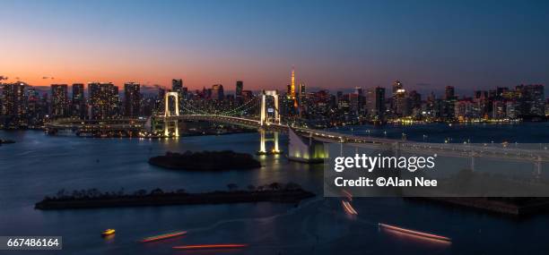 rainbow bridge - 建造物 stockfoto's en -beelden