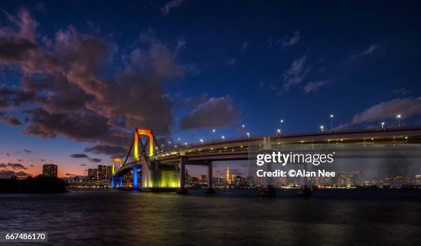 rainbow bridge - 都市 stock-fotos und bilder