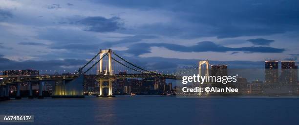 rainbow bridge - 建造物 stockfoto's en -beelden