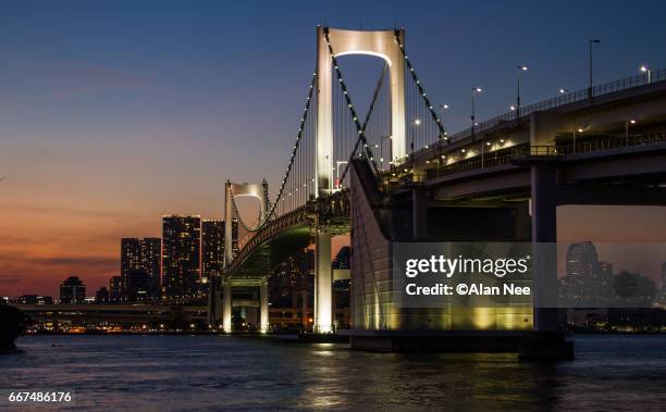 rainbow bridge - 建造物 stockfoto's en -beelden