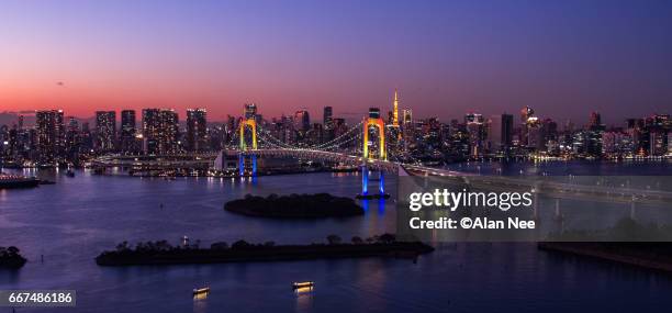 rainbow bridge - 建造物 stockfoto's en -beelden