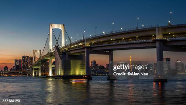 rainbow bridge - 建造物 stockfoto's en -beelden