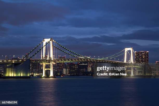 rainbow bridge - 建造物 stockfoto's en -beelden