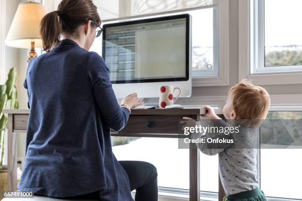 moeder met kind van thuiswerken - egg chair stockfoto's en -beelden