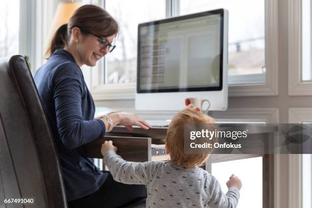 mutter mit kind von zu hause aus arbeiten - baby monitor stock-fotos und bilder