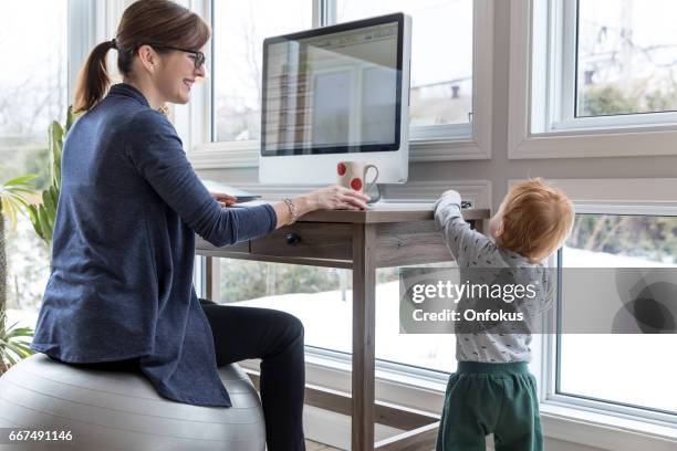 moeder met kind van thuiswerken - egg chair stockfoto's en -beelden