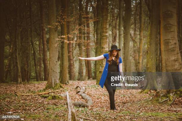 bella giovane donna nel bosco - theasis foto e immagini stock