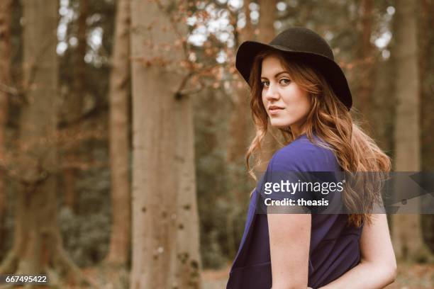 mujer joven hermosa en el bosque - theasis fotografías e imágenes de stock