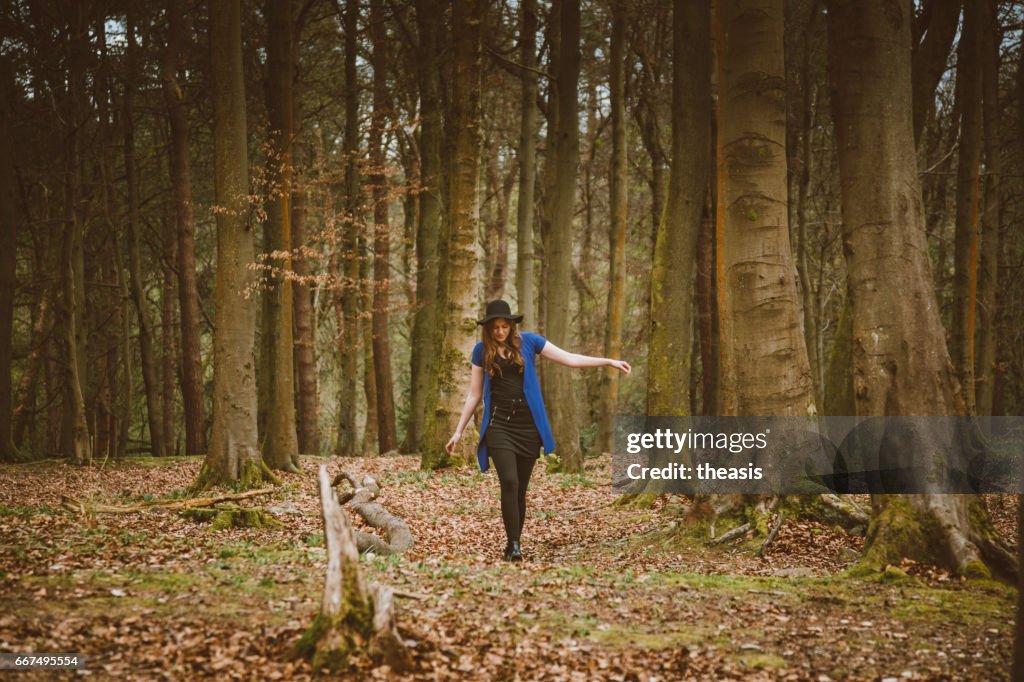 Bella giovane donna nel bosco