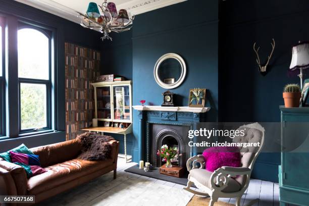 modische vintage stil wohnzimmer - kamin gebäudeteil stock-fotos und bilder