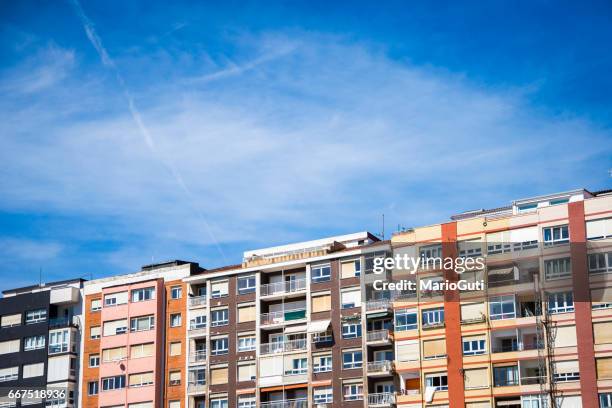 apartment buildings - piso de edificio stock pictures, royalty-free photos & images