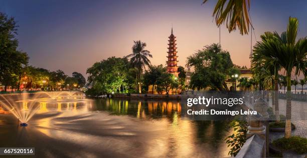 tran quoc pagoda  hanoi - nublado stock-fotos und bilder