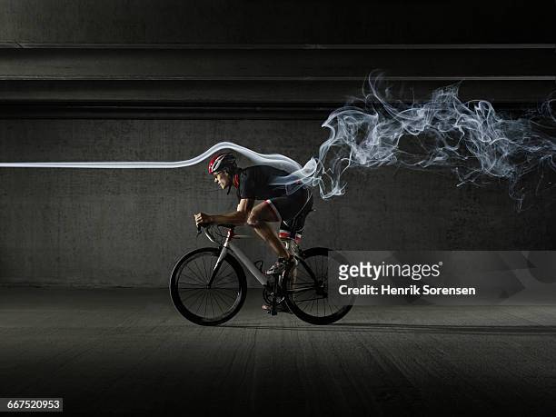 male cycling athlete in windtunnel - aerodinámico fotografías e imágenes de stock