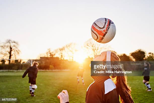 female footballer performing keepie-uppies - geköpft stock-fotos und bilder