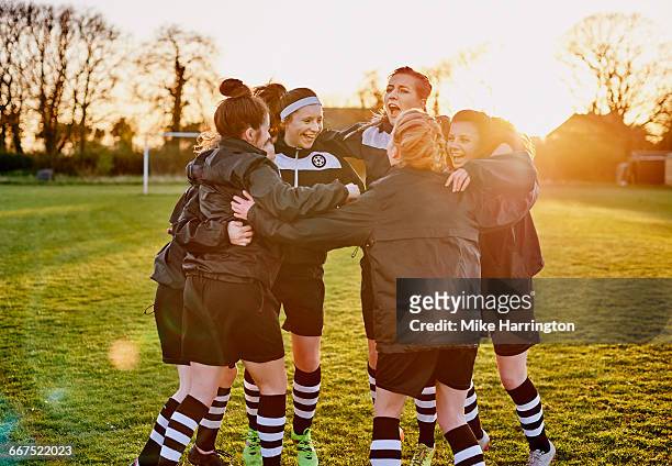 female football team huddling - soccer team stock pictures, royalty-free photos & images