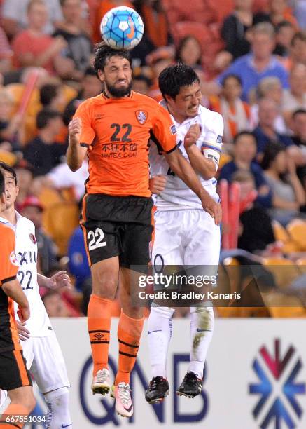 Thomas Broich of the Roar and Ogasawara Mitsuo of the Antlers challenge for the ball during the AFC Asian Champions League Group Stage match between...
