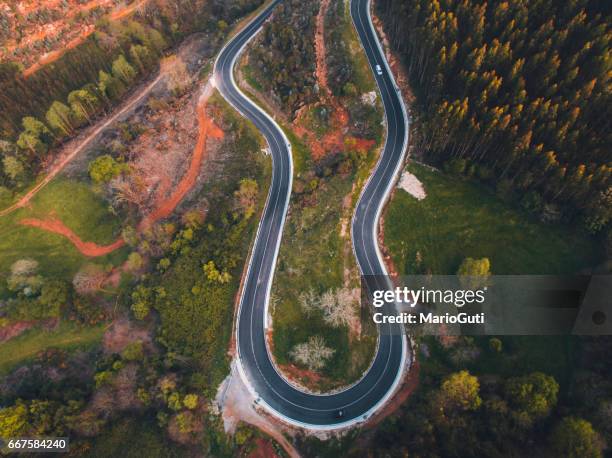 road with curves from above - conservación del ambiente stock pictures, royalty-free photos & images
