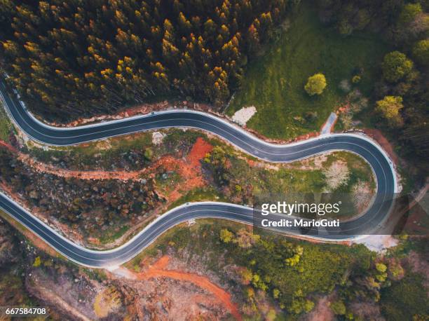 road with curves from above - escena rural stock pictures, royalty-free photos & images
