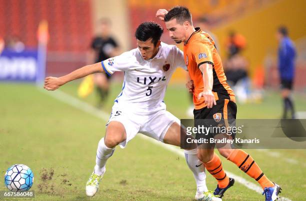 Ueda Naomichi of the Antlers and Jamie Maclaren of the Roar challenge for the ball during the AFC Asian Champions League Group Stage match between...