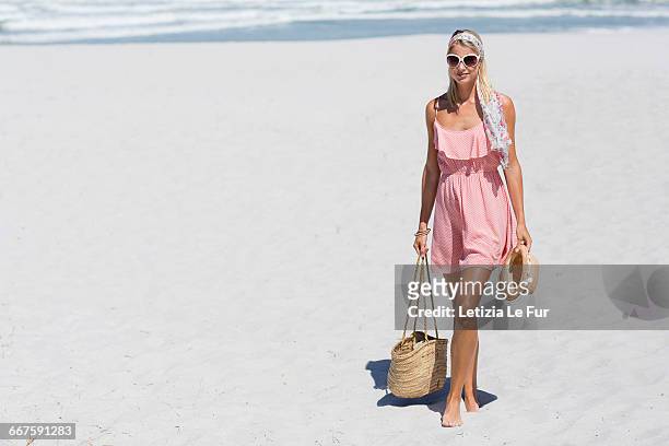 pretty young woman walking on the beach - donne bionde scalze foto e immagini stock
