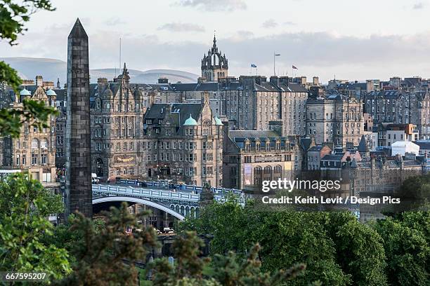 new town and pedestrians walking on a bridge - cidade nova edimburgo imagens e fotografias de stock