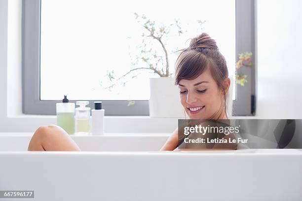 beautiful woman relaxing in bathtub - beautiful woman bath photos et images de collection