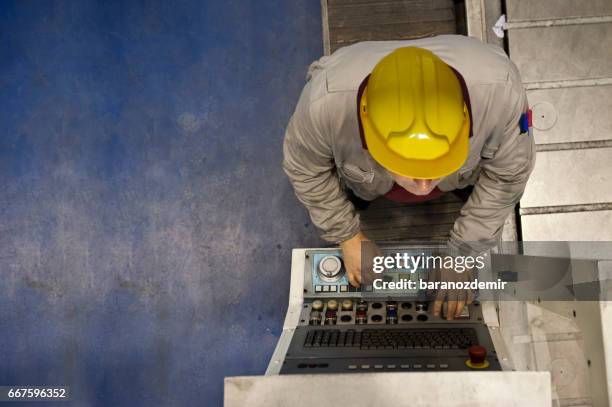 trabajador de la fábrica usando computadoras para operar automatización - plataforma-hidráulica fotografías e imágenes de stock