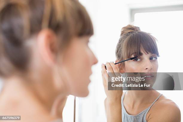 beautiful young woman applying mascara - mascaras 個照片及圖片檔