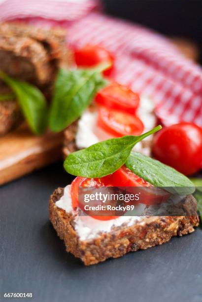 vollnarbigem, glutenfrei brot mit mandel-frischkäse - vollkornbrot stock-fotos und bilder
