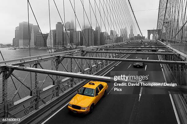 yellow cab on brooklyn bridge - yellow taxi stockfoto's en -beelden