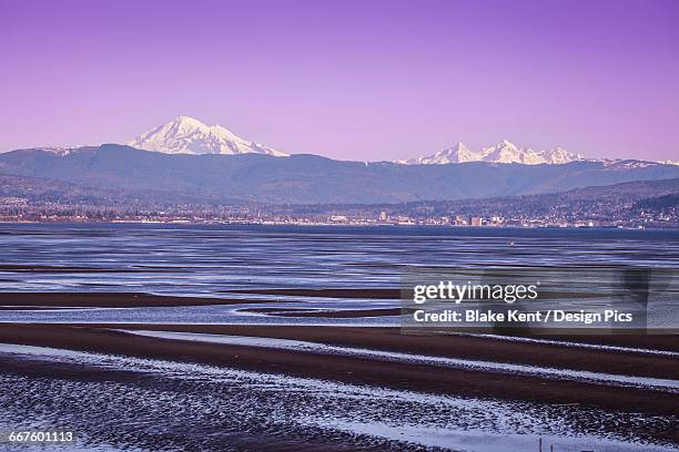 mount baker and bellingham, washington from across bellingham bay - kent washington state stock-fotos und bilder