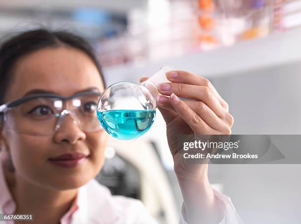 a scientist preparing a chemical formula in a laboratory - beaker 個照片及圖片檔