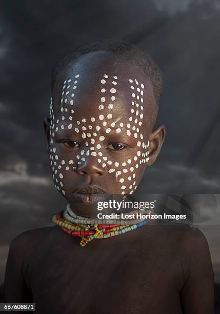 young girl of the karo tribe, omo valley, ethiopia - traditional ethiopian girls stock-fotos und bilder