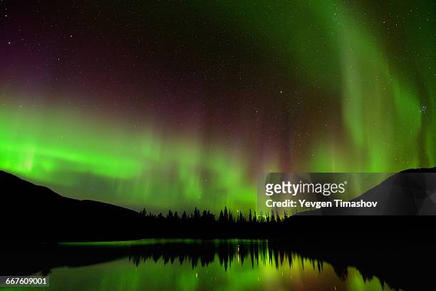green aurora borealis at polygonal lakes at night, khibiny mountains, kola peninsula, russia - murmansk stock pictures, royalty-free photos & images