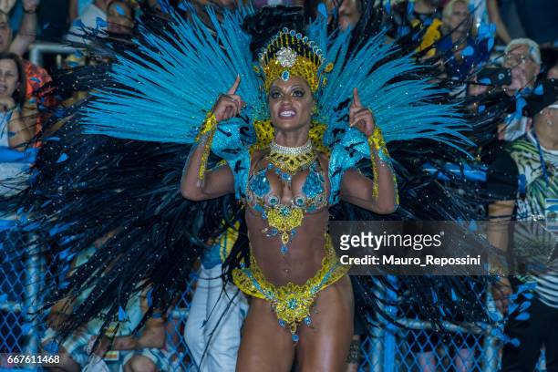 brazilian woman wearing costume during 2017 carnival at the sambodromo (sambadrome), rio de janeiro, brazil. - carnaval de rio stock pictures, royalty-free photos & images