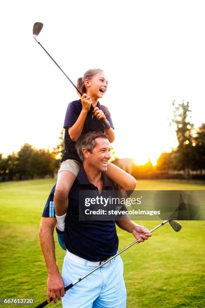 fahter and daughter golf - golfing stockfoto's en -beelden