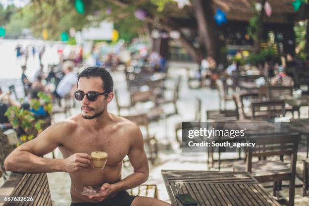 café en el bar de la playa - sin camisa fotografías e imágenes de stock